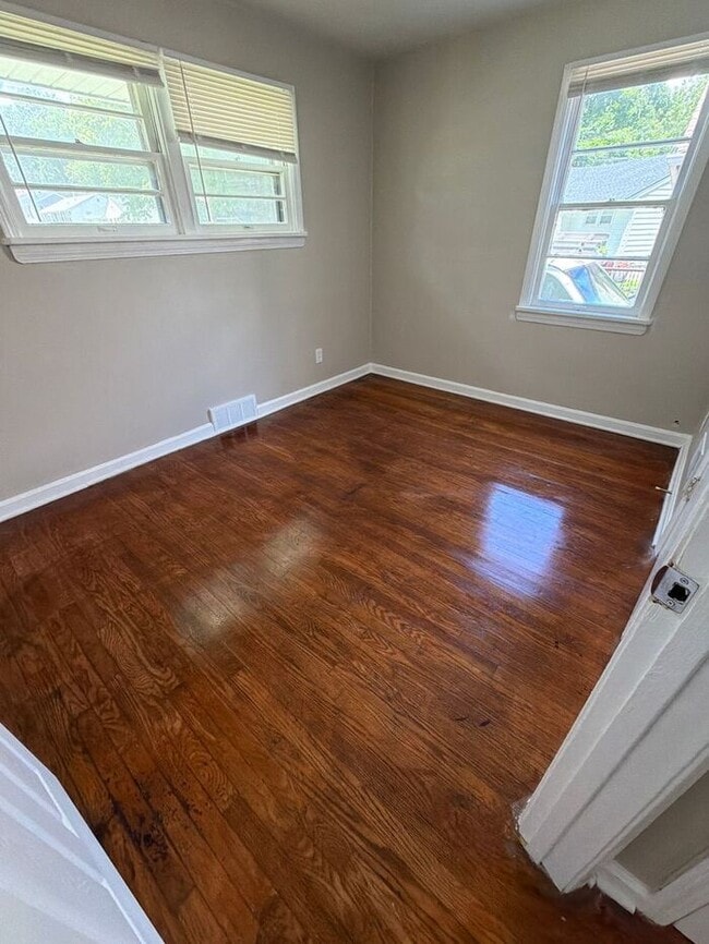 Building Photo - 3-bedroom, 1-bathroom single-family home