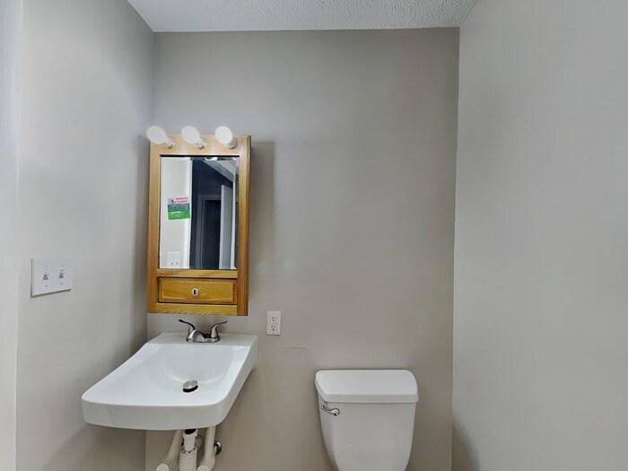 Building Photo - 323 Hillendale Dr