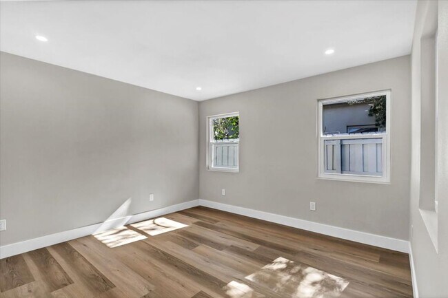 Building Photo - 525 Lamara Way NE