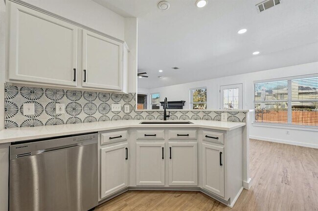 Building Photo - 2738 Winding Brook Dr