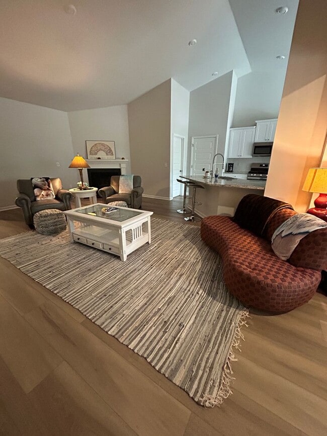 Building Photo - Lovely Furnished 3 bd/ 2 ba home