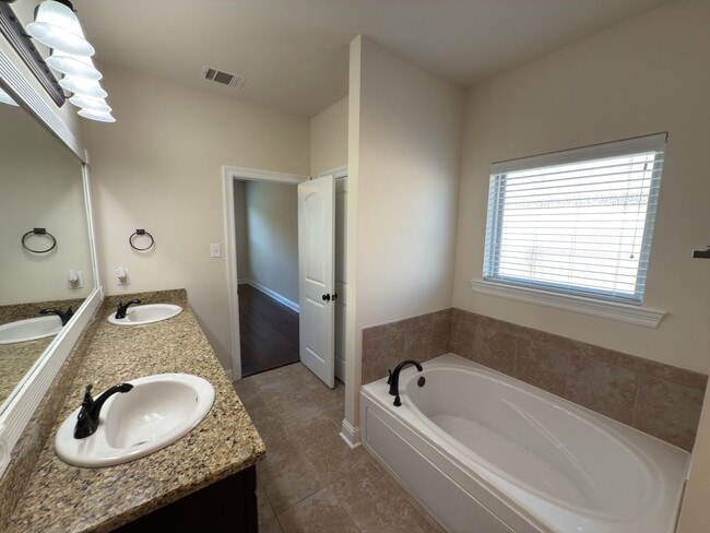 Building Photo - 3-Bedroom Home with Central AC, Gas Fireplace & Spacious Backyard