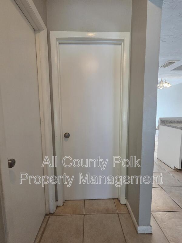 Building Photo - 709 Pineville Ln