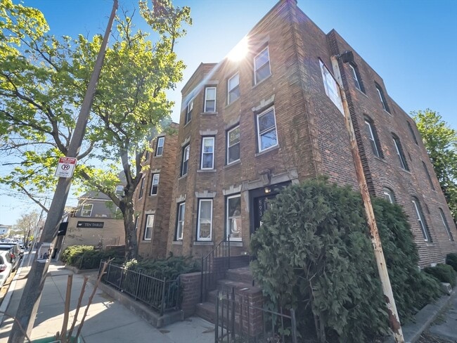 Building Photo - 593 Centre St