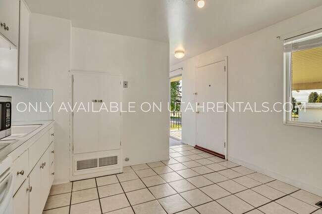 Building Photo - 2233 S 200 W