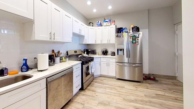 Building Photo - Rehabbed Second Floor Southport Corridor T...