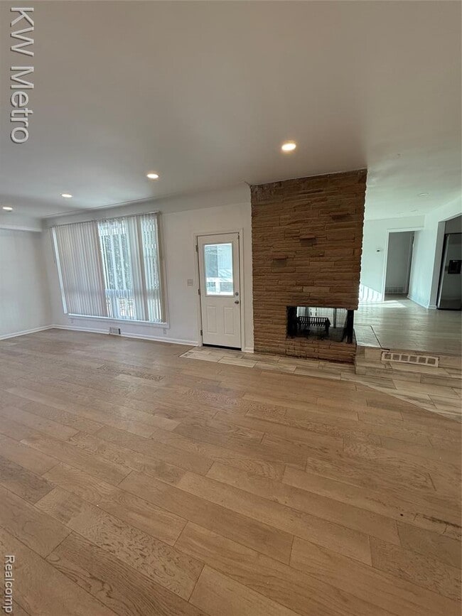 Building Photo - 1440 W Square Lake Rd