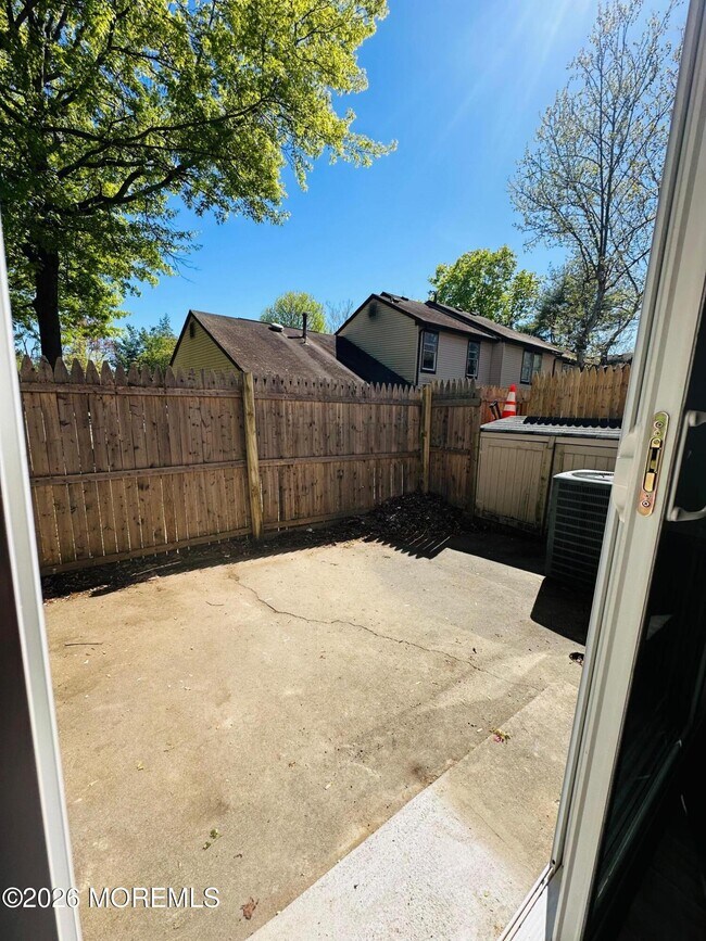 Building Photo - 402 Woodlake Manor Dr