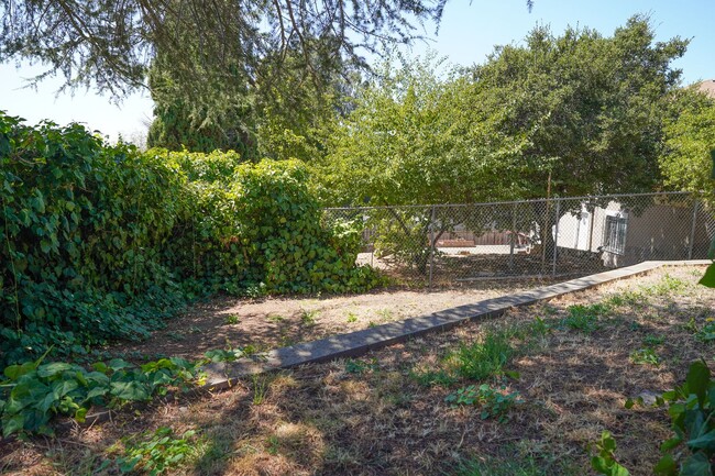 Building Photo - 1944 Oakland Home With Amazing Views!