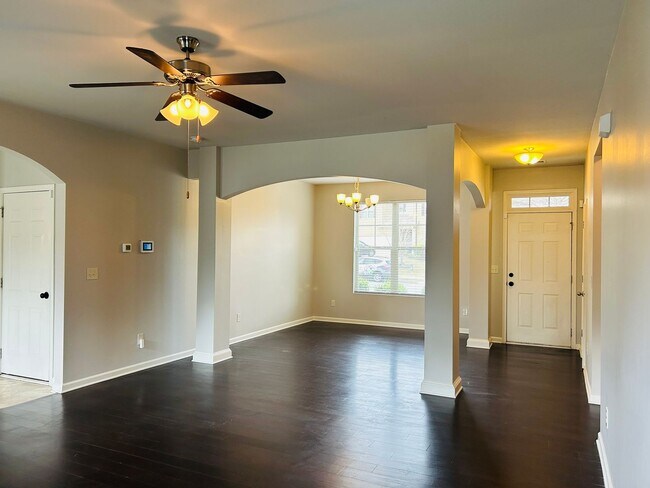 Building Photo - Beautiful 4 bedroom, 2.5 bathroom home In ...