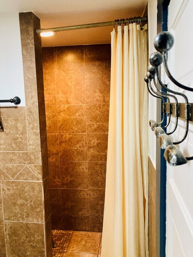 Building Photo - 104 E Waco St