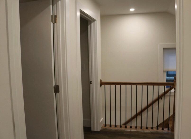 Building Photo - 108 W Market St