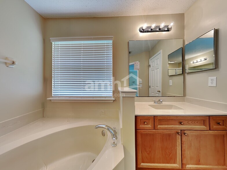 Building Photo - 13958 Devan Lee Dr N