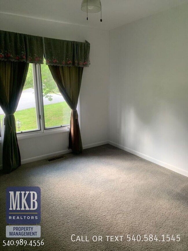 Building Photo - 7847 Forest Edge Dr