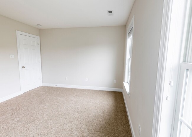 Building Photo - Huge house with vaulted ceilings and fenced in rear yard