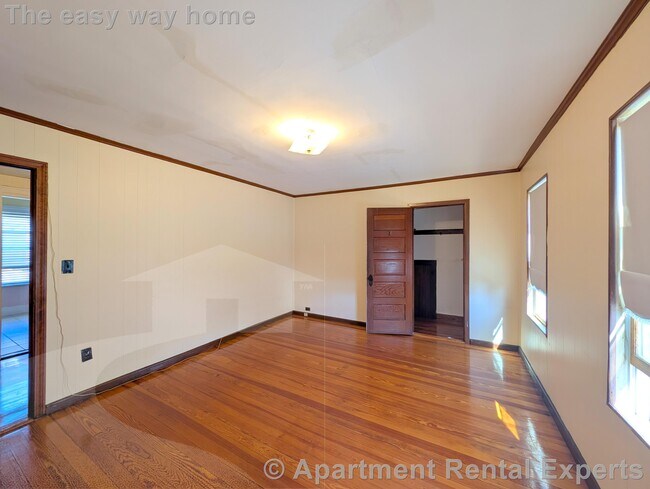 Building Photo - 58 Monument St