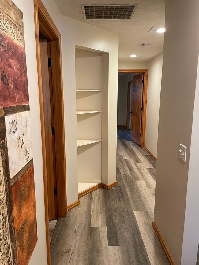 Building Photo - Beautifully updated 2 bedroom 2 bath house!