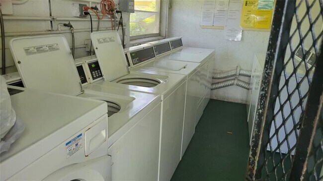 Building Photo - 5168 NE 6th Ave