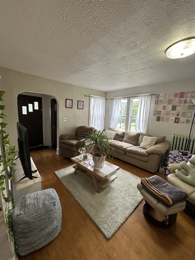 Building Photo - 4 Bed 2 Bath close to UWEC!