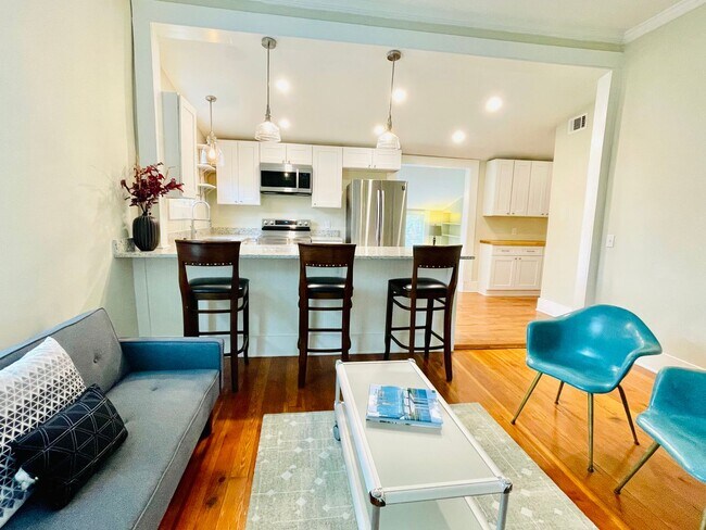 Building Photo - Beautifully restored cottage downtown Madsion