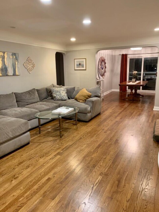 Building Photo - 6422 Fairhurst Ave