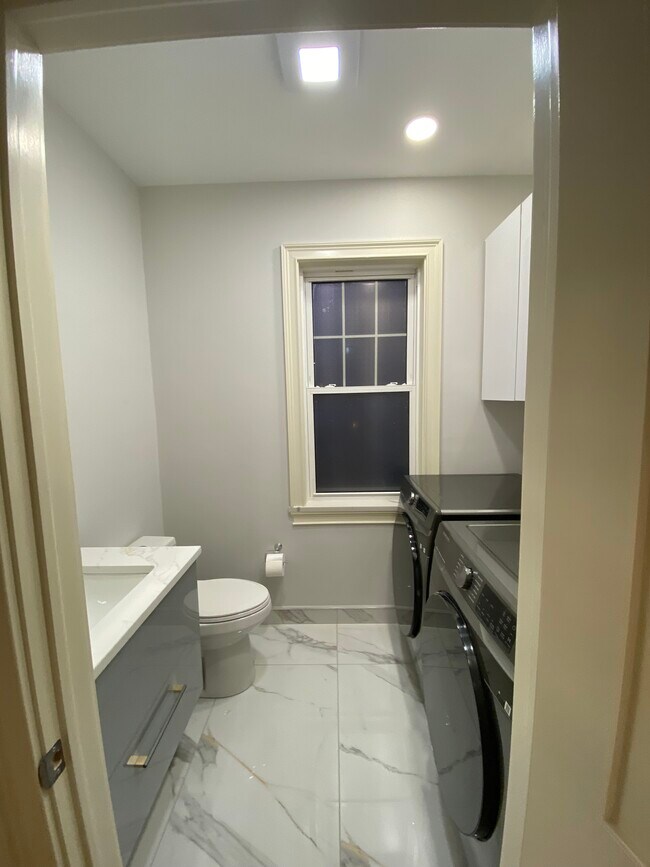 Building Photo - 583 Highland Ave