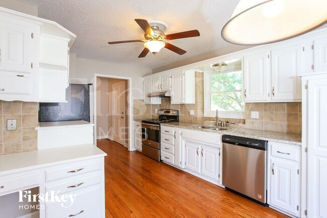 Building Photo - 3709 NE Chapel Dr