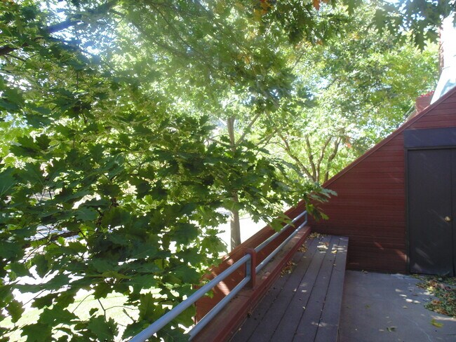 Building Photo - Short-mid term housing, furnished condo 2 bed/2 bath walking distance to Pearl St., CU and close ...