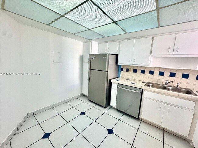 Building Photo - 1301 NE Miami Gardens Dr