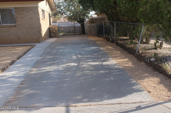 Building Photo - 5656 Sun Valley Dr