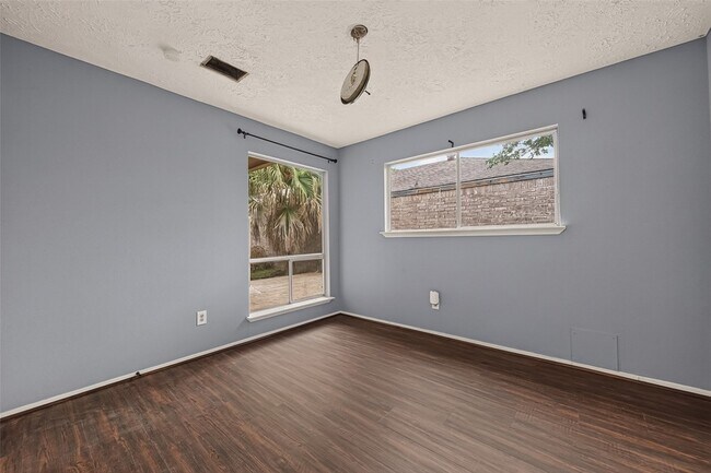 Building Photo - 10318 Buffalo Bend Dr
