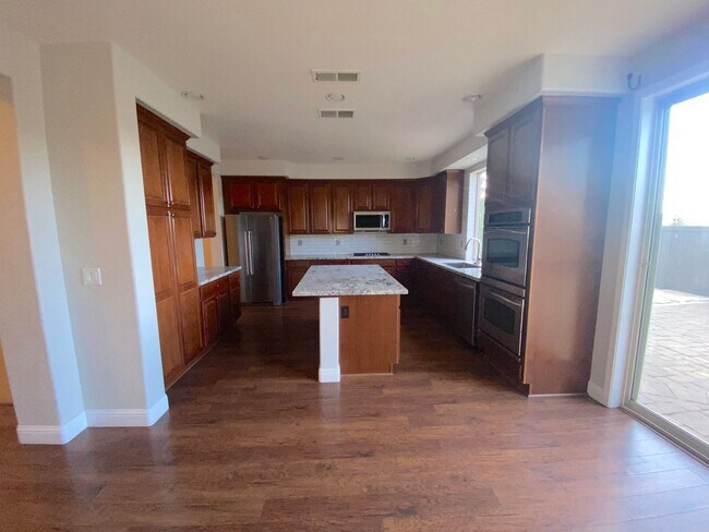 Building Photo - Top of the Hill - Gorgeous 5 Bedroom 3 Bat...