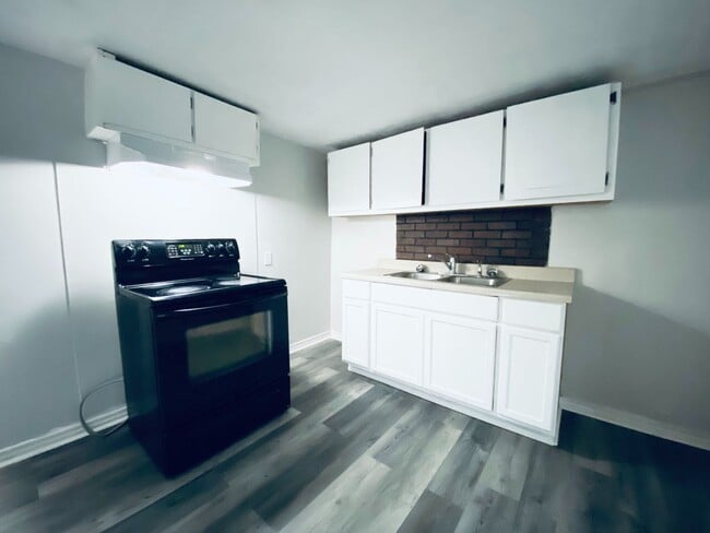 Building Photo - Cute Efficiency Home AVAILABLE NOW!!!