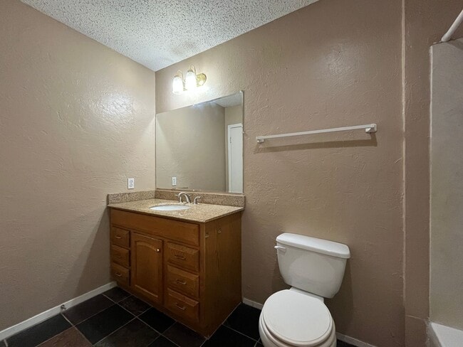 Building Photo - 3/1.5 Townhouse in Great location