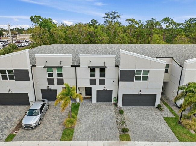 Building Photo - 3905 SE Mentmore Ln