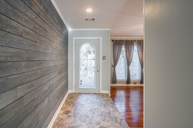 Building Photo - 19 Lancelot Ln