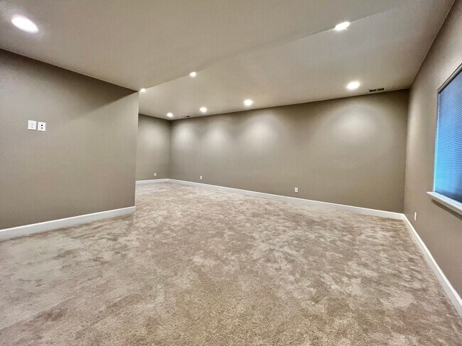 Building Photo - Spacious 5 Bed 3.5 Bath with Modern Upgrades!