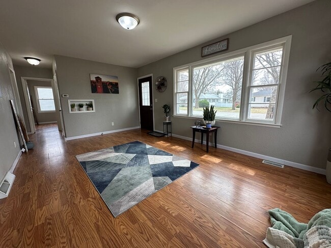 Building Photo - 3 bed, 1 1/2 bath Home for rent in Elk Run Heights