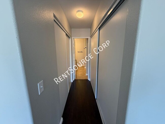 Building Photo - 2 Bedroom/2.5 Bathroom Two Story Town Home...