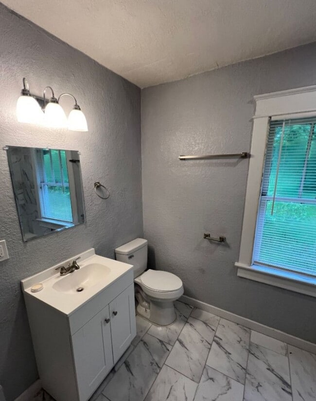 Building Photo - Spacious 5 Bedroom Bungalow in Historic No...