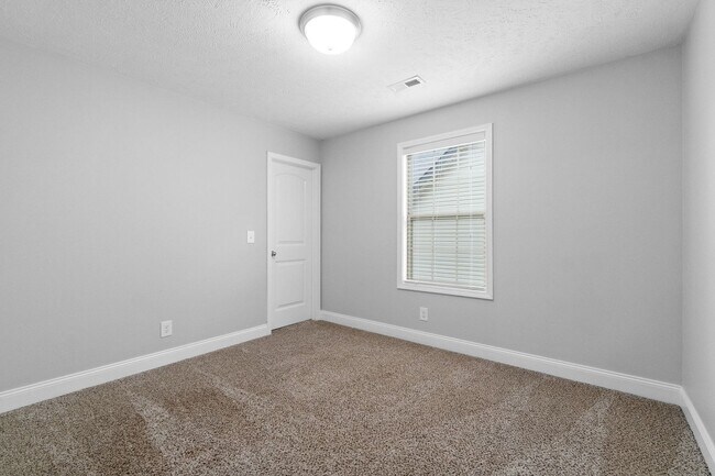 Building Photo - Pet Friendly Four Bedroom!