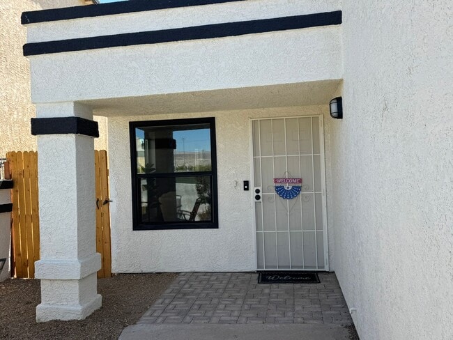 Building Photo - 2444 Lakeside Dr