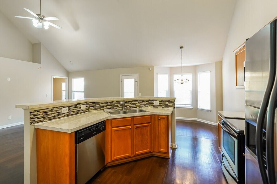 Building Photo - 110 Lyndhurst Dr