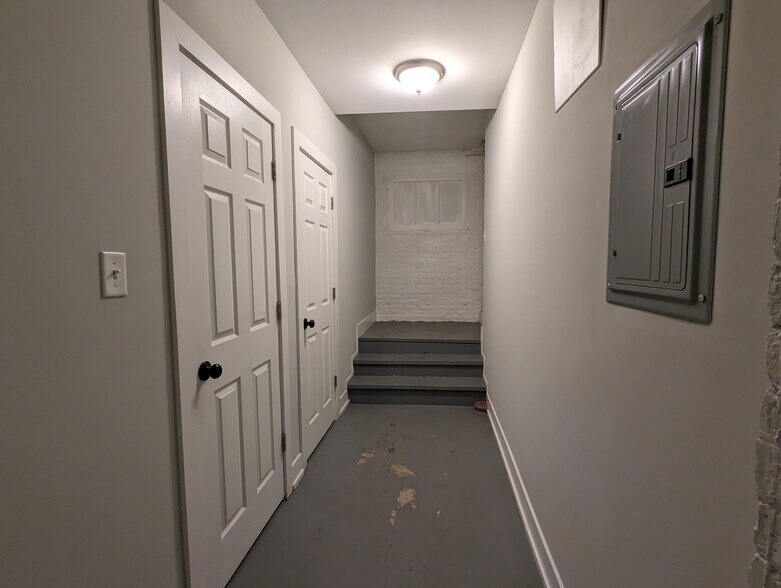 Building Photo - 910 W George St