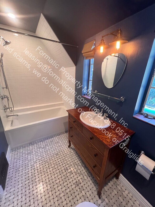 Building Photo - Free Perks, Pet-Friendly Oversized 4-Bedro...