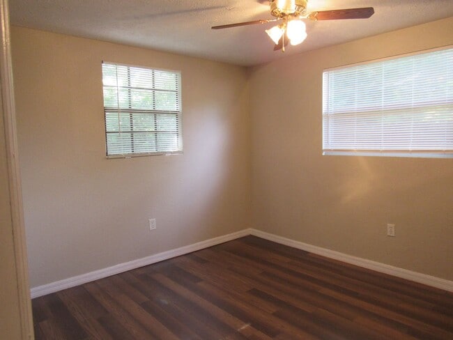 Building Photo - $1495 PER MONTH FOR THIS 3 BEDROOM 1 BATH HOME - NEW PORT RICHEY FL