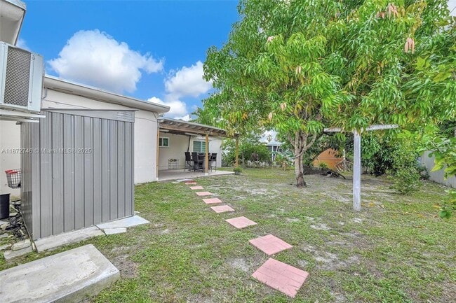 Building Photo - 6840 SW 26th Ct