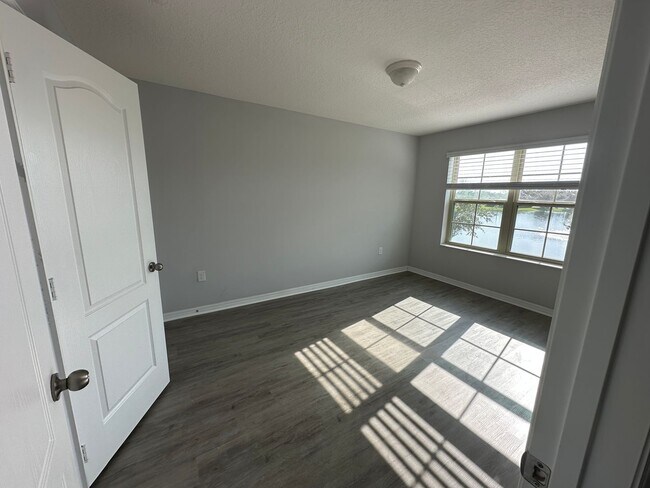 Building Photo - 4-Bedroom, 2.5-Bathroom in Saint Cloud