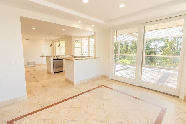 Building Photo - 4 Bedroom / 3 Bathroom Home With Panoramic...