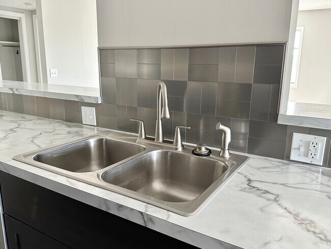 Building Photo - 2 Bedroom Downtown Condo - Available May 1st